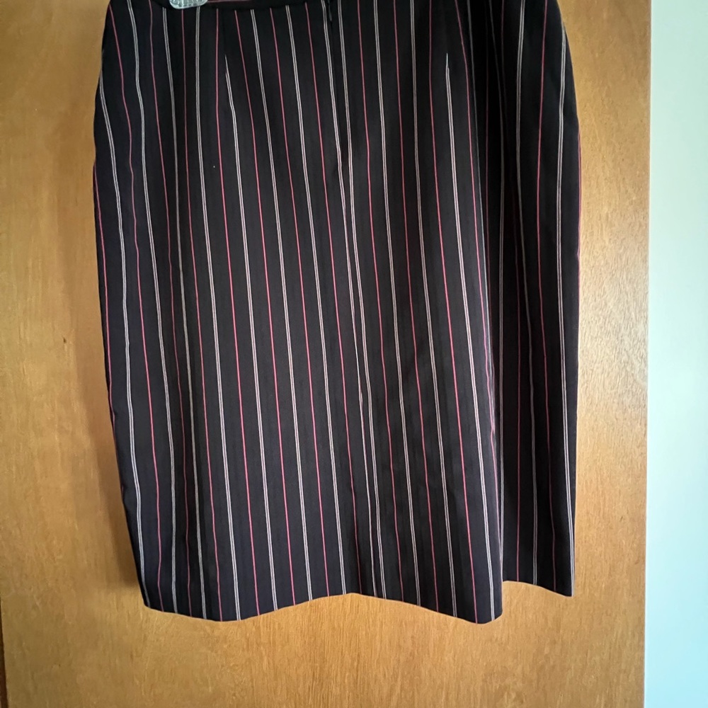 New size 14 below the knee skirt black w/white & red stripes back zipper